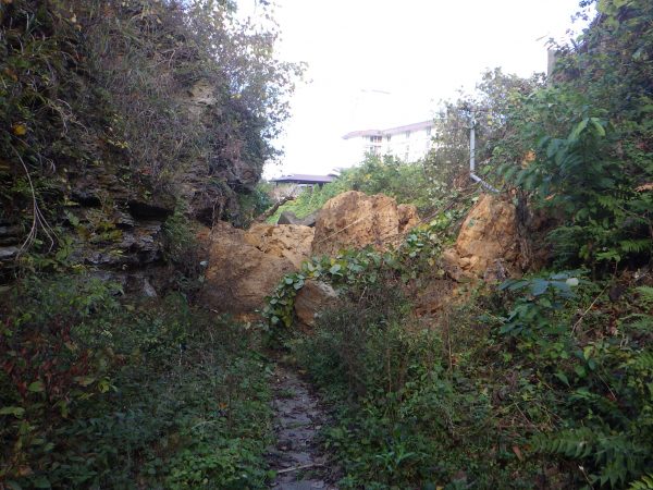鬼の隠れ道崩落